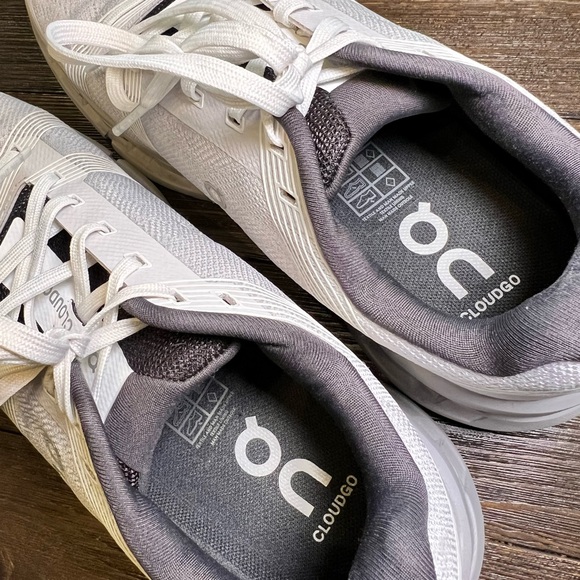 On Cloud Running White and Gray Sneakers - Picture 5 of 6